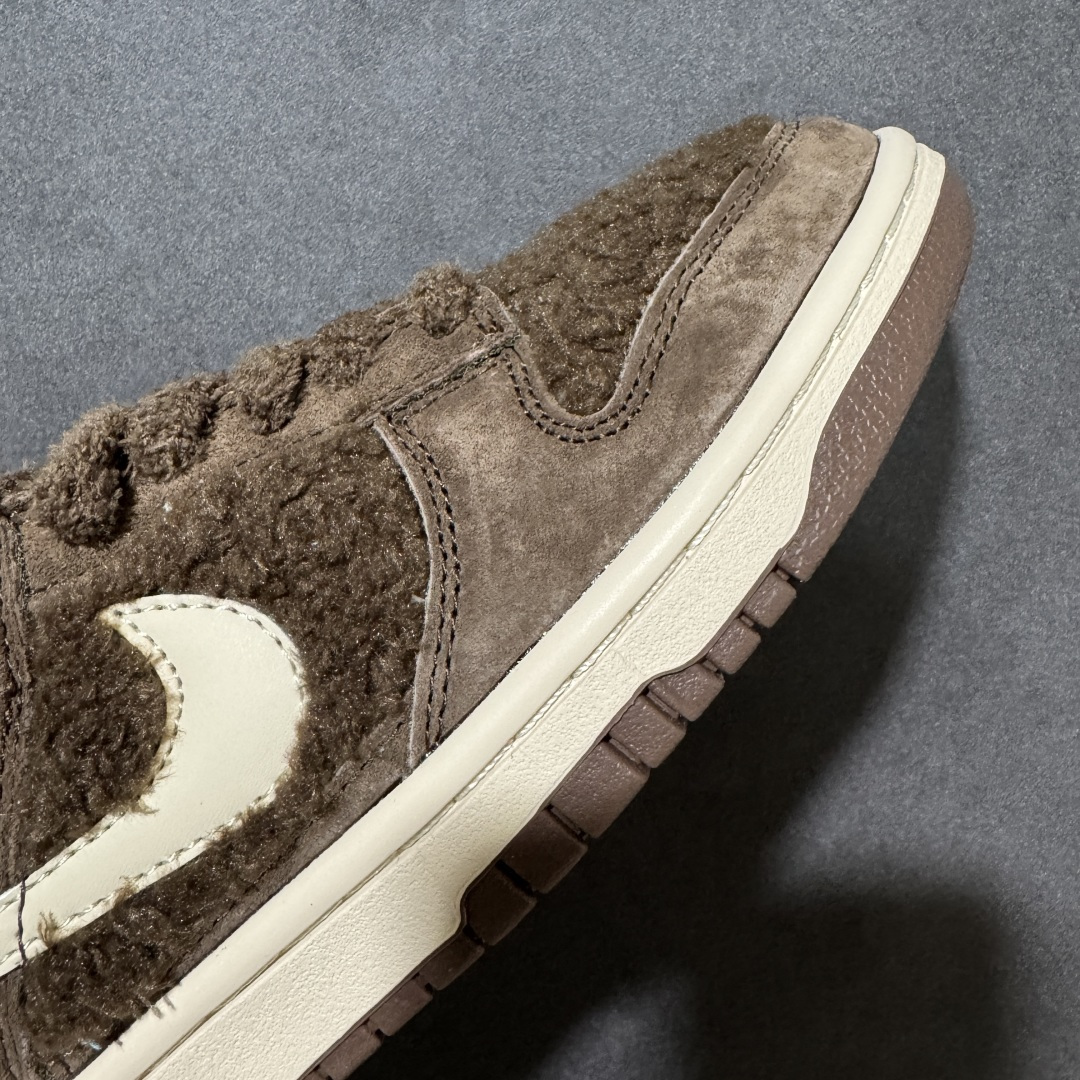 图片[7]-【福利特价】Nike Dunk By PopMart LABUBU 栗子可可 货号 GB6675-001 Labubu 定制款 跨越次元的美学 全鞋采用Dunk sb定制大底 设计沿用跳舞小熊超级联名专属长毛绒感 侧身电绣Labubu Logo 超级适配秋冬 Swoosh隐藏于绒感深处 脚踏七彩祥云 化身街头弄潮 尺码：36 36.5 37.5 38 38.5 39 40 40.5 41 42 4265 43 44 44.5 45-选品中心