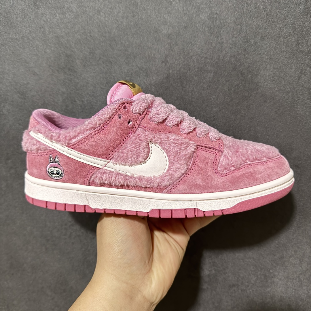 【福利特价】Nike Dunk By PopMart LABUBU 荔枝莓莓 货号 GB6675-003 Labubu 定制款 跨越次元的美学 全鞋采用Dunk sb定制大底 设计沿用跳舞小熊超级联名专属长毛绒感 侧身电绣Labubu Logo 超级适配秋冬 Swoosh隐藏于绒感深处 脚踏七彩祥云 化身街头弄潮 尺码：36 36.5 37.5 38 38.5 39 40 40.5 41 42 4265 43 44 44.5 45-选品中心