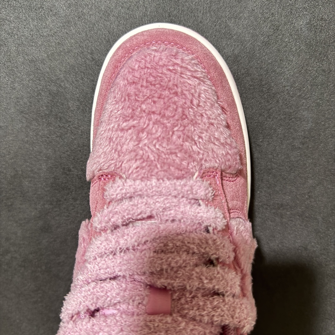 图片[5]-【福利特价】Nike Dunk By PopMart LABUBU 荔枝莓莓 货号 GB6675-003 Labubu 定制款 跨越次元的美学 全鞋采用Dunk sb定制大底 设计沿用跳舞小熊超级联名专属长毛绒感 侧身电绣Labubu Logo 超级适配秋冬 Swoosh隐藏于绒感深处 脚踏七彩祥云 化身街头弄潮 尺码：36 36.5 37.5 38 38.5 39 40 40.5 41 42 4265 43 44 44.5 45-选品中心