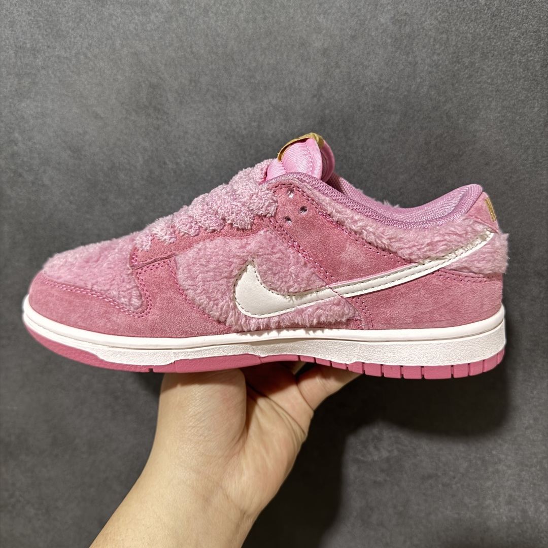 图片[2]-【福利特价】Nike Dunk By PopMart LABUBU 荔枝莓莓 货号 GB6675-003 Labubu 定制款 跨越次元的美学 全鞋采用Dunk sb定制大底 设计沿用跳舞小熊超级联名专属长毛绒感 侧身电绣Labubu Logo 超级适配秋冬 Swoosh隐藏于绒感深处 脚踏七彩祥云 化身街头弄潮 尺码：36 36.5 37.5 38 38.5 39 40 40.5 41 42 4265 43 44 44.5 45-选品中心