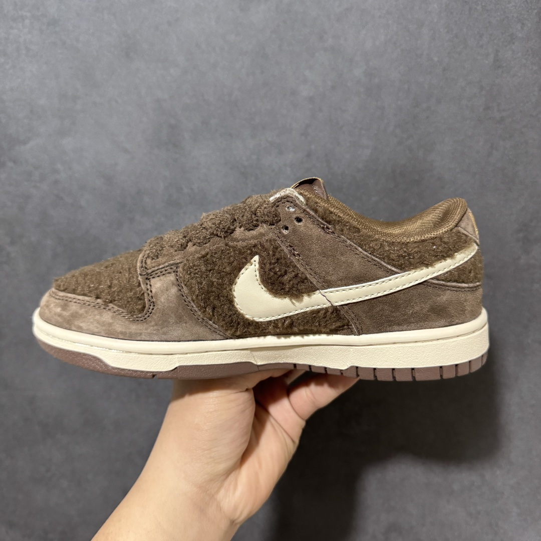 图片[2]-【福利特价】Nike Dunk By PopMart LABUBU 栗子可可 货号 GB6675-001 Labubu 定制款 跨越次元的美学 全鞋采用Dunk sb定制大底 设计沿用跳舞小熊超级联名专属长毛绒感 侧身电绣Labubu Logo 超级适配秋冬 Swoosh隐藏于绒感深处 脚踏七彩祥云 化身街头弄潮 尺码：36 36.5 37.5 38 38.5 39 40 40.5 41 42 4265 43 44 44.5 45-选品中心