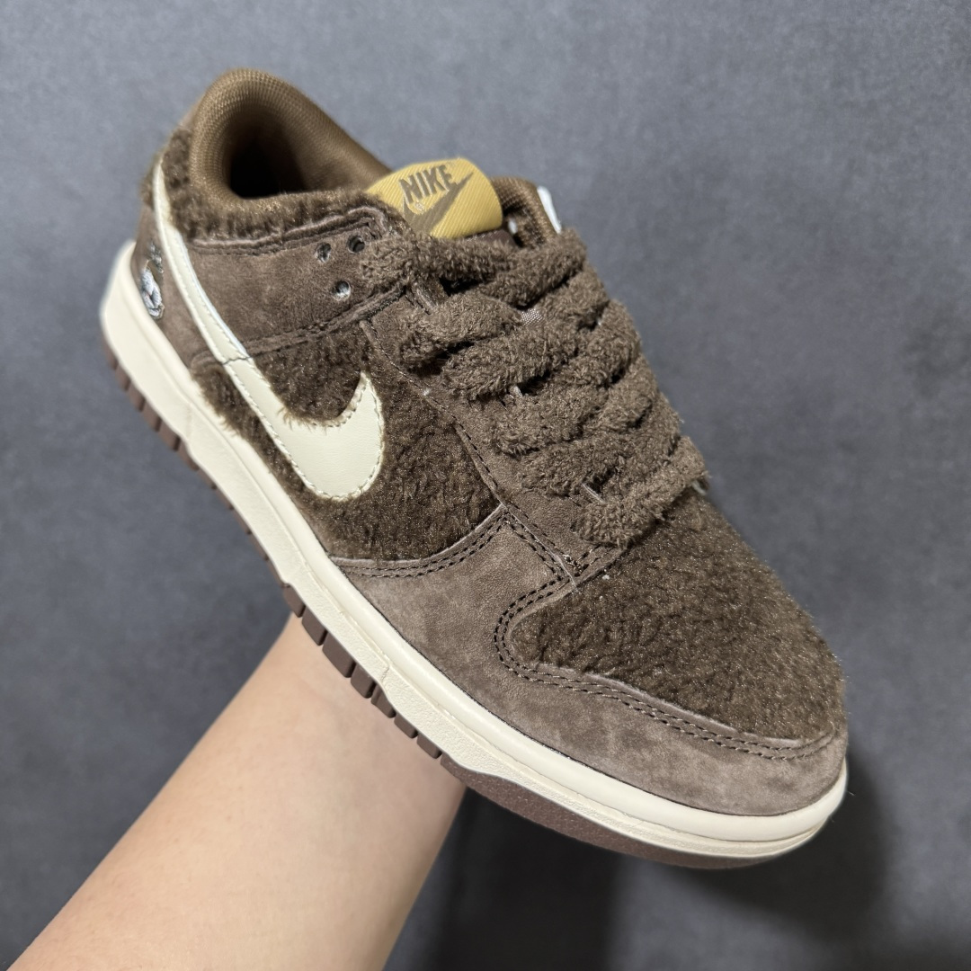 图片[3]-【福利特价】Nike Dunk By PopMart LABUBU 栗子可可 货号 GB6675-001 Labubu 定制款 跨越次元的美学 全鞋采用Dunk sb定制大底 设计沿用跳舞小熊超级联名专属长毛绒感 侧身电绣Labubu Logo 超级适配秋冬 Swoosh隐藏于绒感深处 脚踏七彩祥云 化身街头弄潮 尺码：36 36.5 37.5 38 38.5 39 40 40.5 41 42 4265 43 44 44.5 45-选品中心