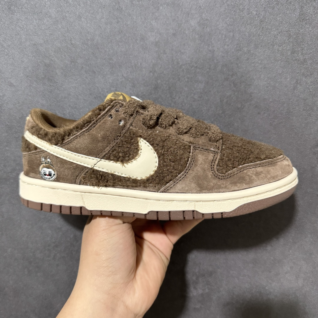 【福利特价】Nike Dunk By PopMart LABUBU 栗子可可 货号 GB6675-001 Labubu 定制款 跨越次元的美学 全鞋采用Dunk sb定制大底 设计沿用跳舞小熊超级联名专属长毛绒感 侧身电绣Labubu Logo 超级适配秋冬 Swoosh隐藏于绒感深处 脚踏七彩祥云 化身街头弄潮 尺码：36 36.5 37.5 38 38.5 39 40 40.5 41 42 4265 43 44 44.5 45-选品中心