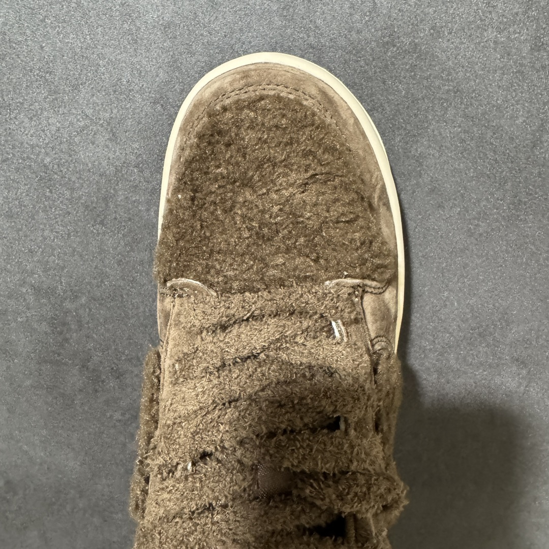 图片[5]-【福利特价】Nike Dunk By PopMart LABUBU 栗子可可 货号 GB6675-001 Labubu 定制款 跨越次元的美学 全鞋采用Dunk sb定制大底 设计沿用跳舞小熊超级联名专属长毛绒感 侧身电绣Labubu Logo 超级适配秋冬 Swoosh隐藏于绒感深处 脚踏七彩祥云 化身街头弄潮 尺码：36 36.5 37.5 38 38.5 39 40 40.5 41 42 4265 43 44 44.5 45-选品中心