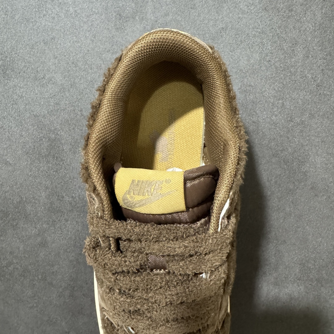 图片[6]-【福利特价】Nike Dunk By PopMart LABUBU 栗子可可 货号 GB6675-001 Labubu 定制款 跨越次元的美学 全鞋采用Dunk sb定制大底 设计沿用跳舞小熊超级联名专属长毛绒感 侧身电绣Labubu Logo 超级适配秋冬 Swoosh隐藏于绒感深处 脚踏七彩祥云 化身街头弄潮 尺码：36 36.5 37.5 38 38.5 39 40 40.5 41 42 4265 43 44 44.5 45-选品中心