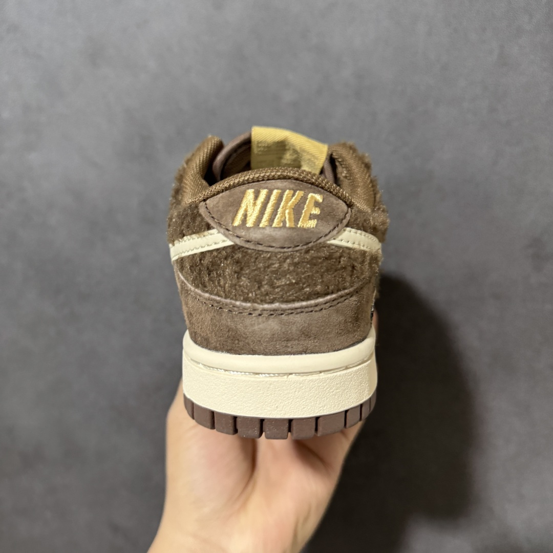 图片[4]-【福利特价】Nike Dunk By PopMart LABUBU 栗子可可 货号 GB6675-001 Labubu 定制款 跨越次元的美学 全鞋采用Dunk sb定制大底 设计沿用跳舞小熊超级联名专属长毛绒感 侧身电绣Labubu Logo 超级适配秋冬 Swoosh隐藏于绒感深处 脚踏七彩祥云 化身街头弄潮 尺码：36 36.5 37.5 38 38.5 39 40 40.5 41 42 4265 43 44 44.5 45-选品中心