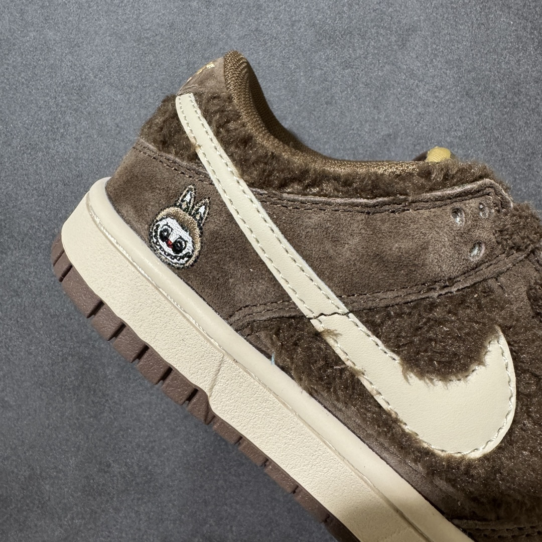 图片[8]-【福利特价】Nike Dunk By PopMart LABUBU 栗子可可 货号 GB6675-001 Labubu 定制款 跨越次元的美学 全鞋采用Dunk sb定制大底 设计沿用跳舞小熊超级联名专属长毛绒感 侧身电绣Labubu Logo 超级适配秋冬 Swoosh隐藏于绒感深处 脚踏七彩祥云 化身街头弄潮 尺码：36 36.5 37.5 38 38.5 39 40 40.5 41 42 4265 43 44 44.5 45-选品中心