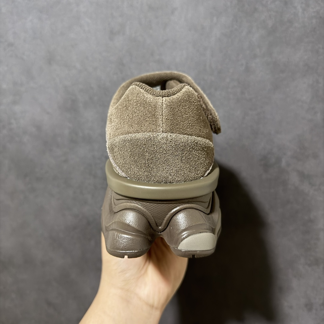 图片[4]-【福利特价】New Balance 8040 融合设计款 减震防滑耐磨透气休闲跑运动鞋 New Balance 8040虽然这款运动鞋的上半部分是全新的 但下半部分则直接沿用了2022年的9060型号 中底采用厚重设计 融合了Abzorb 技术 增加了弹性 它还配有SBS 缓冲垫和抓地力强的橡胶外底 货号：U8040UOA 尺码：39.5 40 40.5 41.5 42 42.5 43 44 44.5 45 46 47-选品中心