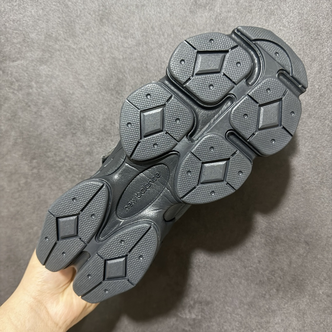 图片[9]-【福利特价】New Balance 8040 融合设计款 减震防滑耐磨透气休闲跑运动鞋 New Balance 8040虽然这款运动鞋的上半部分是全新的 但下半部分则直接沿用了2022年的9060型号 中底采用厚重设计 融合了Abzorb 技术 增加了弹性 它还配有SBS 缓冲垫和抓地力强的橡胶外底 货号：U8040UOA 尺码：39.5 40 40.5 41.5 42 42.5 43 44 44.5 45 46 47-选品中心