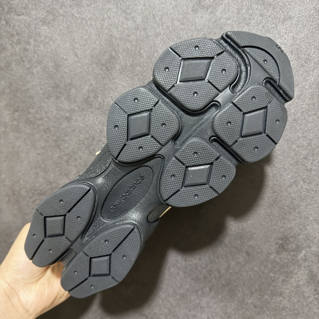 图片[9]-【福利特价】New Balance 8040 融合设计款 减震防滑耐磨透气休闲跑运动鞋 New Balance 8040虽然这款运动鞋的上半部分是全新的 但下半部分则直接沿用了2022年的9060型号 中底采用厚重设计 融合了Abzorb 技术 增加了弹性 它还配有SBS 缓冲垫和抓地力强的橡胶外底 货号：U8040UOG 尺码：39.5 40 40.5 41.5 42 42.5 43 44 44.5 45 46 47-选品中心