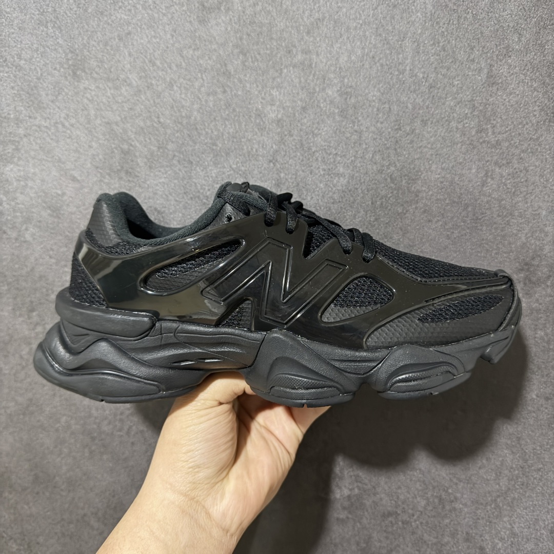 【福利特价】新百伦New Balance NB 9060系列复古百搭老爹风小象蹄休闲运动跑步鞋 鞋面使用了米色网格做为主要材料，同时在开有多个大面积的孔洞设计，并且使用透气性十分不错的网眼布填充，使鞋面整体强度及透气性能提升，两侧的\