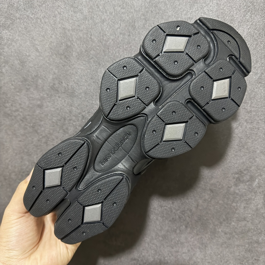 图片[9]-【福利特价】新百伦New Balance NB 9060系列复古百搭老爹风小象蹄休闲运动跑步鞋 鞋面使用了米色网格做为主要材料，同时在开有多个大面积的孔洞设计，并且使用透气性十分不错的网眼布填充，使鞋面整体强度及透气性能提升，两侧的\”N\”字Logo略有不同，外侧选用了选用了棕色3M反光皮革打造，内侧则是翻毛皮与麂皮拼接组合而成，鞋舌同样选用了网眼布与麂皮的组合，后跟上加入了TPUx稳定模块装饰，提升稳定性，中底为加厚加宽设计，并且又是前后掌分离式设计，对脚部起到了一定支撑性，，增加了鞋款的s复古感，橡胶大底以灰色来呈现。 货号：U9060IMA 尺码：36 37 37.5 38 38.5 39.5 40 40.5 41.5 42 42.5 43 44 44.5 45 编码：GQ200210-选品中心