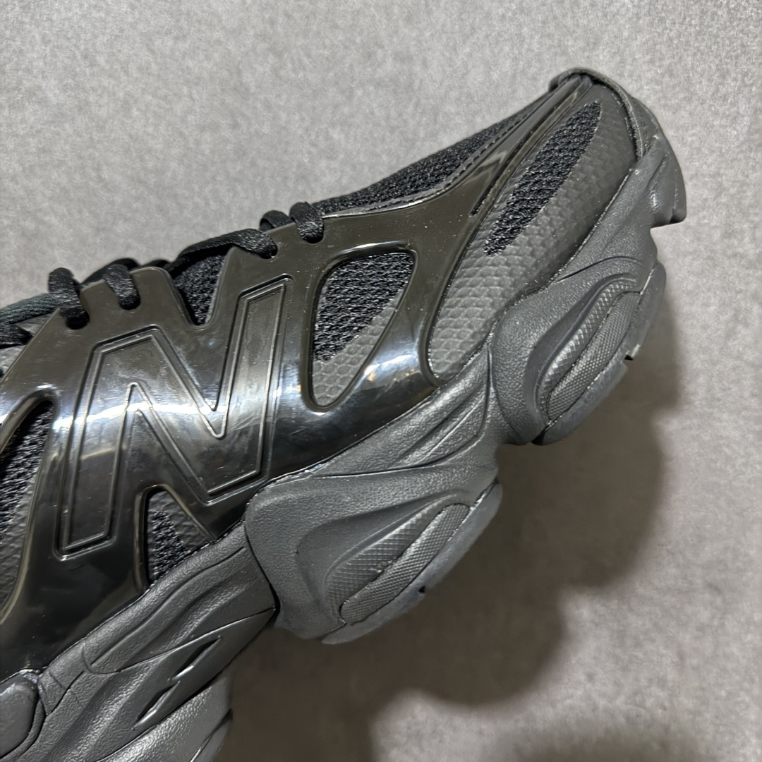 图片[7]-【福利特价】新百伦New Balance NB 9060系列复古百搭老爹风小象蹄休闲运动跑步鞋 鞋面使用了米色网格做为主要材料，同时在开有多个大面积的孔洞设计，并且使用透气性十分不错的网眼布填充，使鞋面整体强度及透气性能提升，两侧的\”N\”字Logo略有不同，外侧选用了选用了棕色3M反光皮革打造，内侧则是翻毛皮与麂皮拼接组合而成，鞋舌同样选用了网眼布与麂皮的组合，后跟上加入了TPUx稳定模块装饰，提升稳定性，中底为加厚加宽设计，并且又是前后掌分离式设计，对脚部起到了一定支撑性，，增加了鞋款的s复古感，橡胶大底以灰色来呈现。 货号：U9060IMA 尺码：36 37 37.5 38 38.5 39.5 40 40.5 41.5 42 42.5 43 44 44.5 45 编码：GQ200210-选品中心