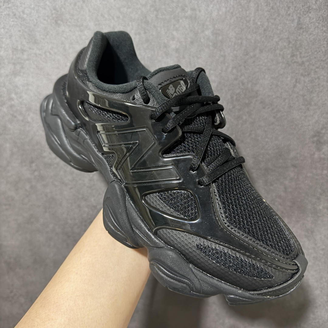 图片[3]-【福利特价】新百伦New Balance NB 9060系列复古百搭老爹风小象蹄休闲运动跑步鞋 鞋面使用了米色网格做为主要材料，同时在开有多个大面积的孔洞设计，并且使用透气性十分不错的网眼布填充，使鞋面整体强度及透气性能提升，两侧的\”N\”字Logo略有不同，外侧选用了选用了棕色3M反光皮革打造，内侧则是翻毛皮与麂皮拼接组合而成，鞋舌同样选用了网眼布与麂皮的组合，后跟上加入了TPUx稳定模块装饰，提升稳定性，中底为加厚加宽设计，并且又是前后掌分离式设计，对脚部起到了一定支撑性，，增加了鞋款的s复古感，橡胶大底以灰色来呈现。 货号：U9060IMA 尺码：36 37 37.5 38 38.5 39.5 40 40.5 41.5 42 42.5 43 44 44.5 45 编码：GQ200210-选品中心