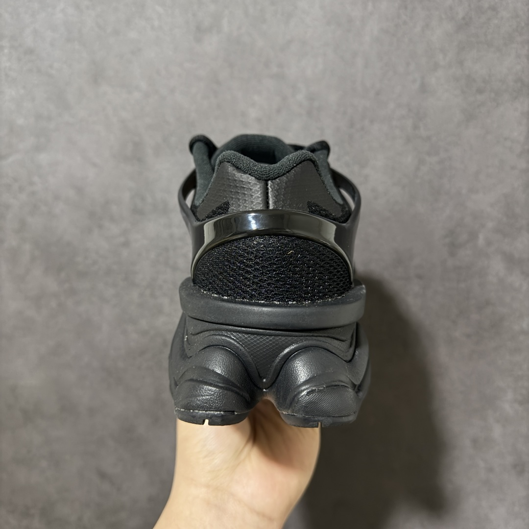 图片[4]-【福利特价】新百伦New Balance NB 9060系列复古百搭老爹风小象蹄休闲运动跑步鞋 鞋面使用了米色网格做为主要材料，同时在开有多个大面积的孔洞设计，并且使用透气性十分不错的网眼布填充，使鞋面整体强度及透气性能提升，两侧的\”N\”字Logo略有不同，外侧选用了选用了棕色3M反光皮革打造，内侧则是翻毛皮与麂皮拼接组合而成，鞋舌同样选用了网眼布与麂皮的组合，后跟上加入了TPUx稳定模块装饰，提升稳定性，中底为加厚加宽设计，并且又是前后掌分离式设计，对脚部起到了一定支撑性，，增加了鞋款的s复古感，橡胶大底以灰色来呈现。 货号：U9060IMA 尺码：36 37 37.5 38 38.5 39.5 40 40.5 41.5 42 42.5 43 44 44.5 45 编码：GQ200210-选品中心