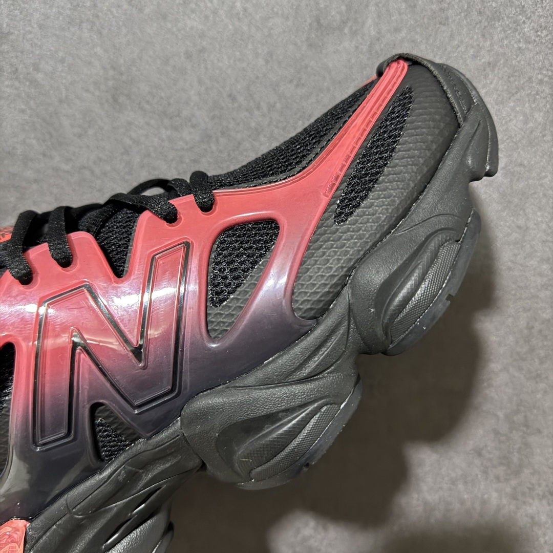 图片[7]-【福利特价】新百伦New Balance NB 9060系列复古百搭老爹风小象蹄休闲运动跑步鞋 鞋面使用了米色网格做为主要材料，同时在开有多个大面积的孔洞设计，并且使用透气性十分不错的网眼布填充，使鞋面整体强度及透气性能提升，两侧的\”N\”字Logo略有不同，外侧选用了选用了棕色3M反光皮革打造，内侧则是翻毛皮与麂皮拼接组合而成，鞋舌同样选用了网眼布与麂皮的组合，后跟上加入了TPUx稳定模块装饰，提升稳定性，中底为加厚加宽设计，并且又是前后掌分离式设计，对脚部起到了一定支撑性，，增加了鞋款的s复古感，橡胶大底以灰色来呈现。 货号：U9060IDZ 尺码：36 37 37.5 38 38.5 39.5 40 40.5 41.5 42 42.5 43 44 44.5 45 编码：GQ200210-选品中心