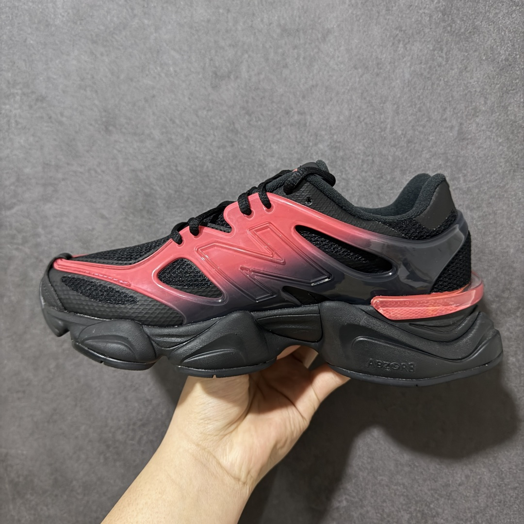 图片[2]-【福利特价】新百伦New Balance NB 9060系列复古百搭老爹风小象蹄休闲运动跑步鞋 鞋面使用了米色网格做为主要材料，同时在开有多个大面积的孔洞设计，并且使用透气性十分不错的网眼布填充，使鞋面整体强度及透气性能提升，两侧的\”N\”字Logo略有不同，外侧选用了选用了棕色3M反光皮革打造，内侧则是翻毛皮与麂皮拼接组合而成，鞋舌同样选用了网眼布与麂皮的组合，后跟上加入了TPUx稳定模块装饰，提升稳定性，中底为加厚加宽设计，并且又是前后掌分离式设计，对脚部起到了一定支撑性，，增加了鞋款的s复古感，橡胶大底以灰色来呈现。 货号：U9060IDZ 尺码：36 37 37.5 38 38.5 39.5 40 40.5 41.5 42 42.5 43 44 44.5 45 编码：GQ200210-选品中心