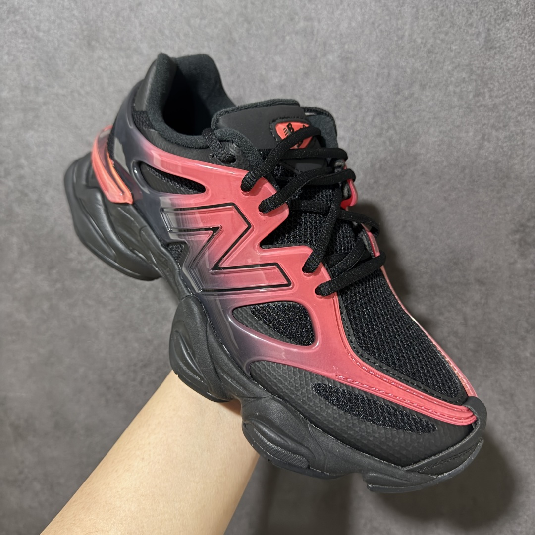 图片[3]-【福利特价】新百伦New Balance NB 9060系列复古百搭老爹风小象蹄休闲运动跑步鞋 鞋面使用了米色网格做为主要材料，同时在开有多个大面积的孔洞设计，并且使用透气性十分不错的网眼布填充，使鞋面整体强度及透气性能提升，两侧的\”N\”字Logo略有不同，外侧选用了选用了棕色3M反光皮革打造，内侧则是翻毛皮与麂皮拼接组合而成，鞋舌同样选用了网眼布与麂皮的组合，后跟上加入了TPUx稳定模块装饰，提升稳定性，中底为加厚加宽设计，并且又是前后掌分离式设计，对脚部起到了一定支撑性，，增加了鞋款的s复古感，橡胶大底以灰色来呈现。 货号：U9060IDZ 尺码：36 37 37.5 38 38.5 39.5 40 40.5 41.5 42 42.5 43 44 44.5 45 编码：GQ200210-选品中心