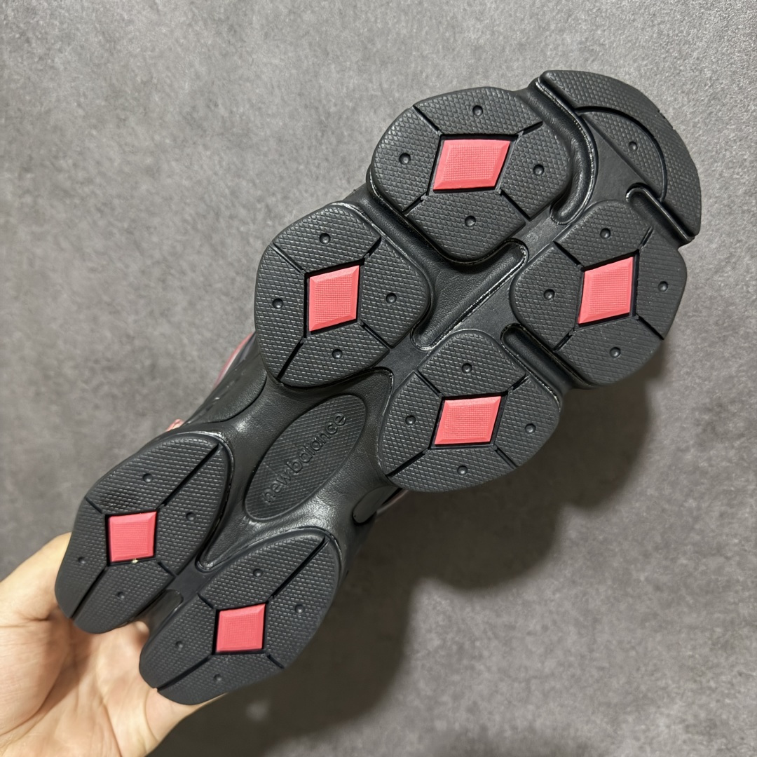 图片[9]-【福利特价】新百伦New Balance NB 9060系列复古百搭老爹风小象蹄休闲运动跑步鞋 鞋面使用了米色网格做为主要材料，同时在开有多个大面积的孔洞设计，并且使用透气性十分不错的网眼布填充，使鞋面整体强度及透气性能提升，两侧的\”N\”字Logo略有不同，外侧选用了选用了棕色3M反光皮革打造，内侧则是翻毛皮与麂皮拼接组合而成，鞋舌同样选用了网眼布与麂皮的组合，后跟上加入了TPUx稳定模块装饰，提升稳定性，中底为加厚加宽设计，并且又是前后掌分离式设计，对脚部起到了一定支撑性，，增加了鞋款的s复古感，橡胶大底以灰色来呈现。 货号：U9060IDZ 尺码：36 37 37.5 38 38.5 39.5 40 40.5 41.5 42 42.5 43 44 44.5 45 编码：GQ200210-选品中心