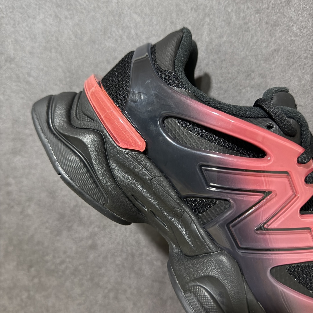 图片[8]-【福利特价】新百伦New Balance NB 9060系列复古百搭老爹风小象蹄休闲运动跑步鞋 鞋面使用了米色网格做为主要材料，同时在开有多个大面积的孔洞设计，并且使用透气性十分不错的网眼布填充，使鞋面整体强度及透气性能提升，两侧的\”N\”字Logo略有不同，外侧选用了选用了棕色3M反光皮革打造，内侧则是翻毛皮与麂皮拼接组合而成，鞋舌同样选用了网眼布与麂皮的组合，后跟上加入了TPUx稳定模块装饰，提升稳定性，中底为加厚加宽设计，并且又是前后掌分离式设计，对脚部起到了一定支撑性，，增加了鞋款的s复古感，橡胶大底以灰色来呈现。 货号：U9060IDZ 尺码：36 37 37.5 38 38.5 39.5 40 40.5 41.5 42 42.5 43 44 44.5 45 编码：GQ200210-选品中心