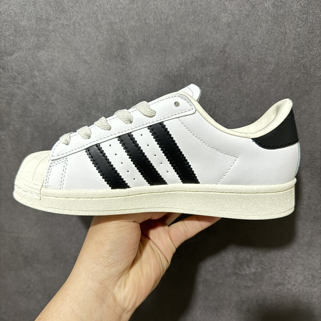 图片[2]-【公司级】阿迪达斯 ADIDAS SUPERSTAR 三叶草经典贝壳头系列 新款休闲板鞋潮流女士运动鞋 鞋面皮革材质 标志性的贝壳鞋头，锯齿三条纹，简约的线条。就连版型和比例，都在向1982年的鞋款致敬。可谓“形神兼备”的复刻。无论在哪，无论去哪，你或许都需要这样一双既舒适又时尚的鞋。1970年问世于篮球场的adidas Superstar，集舒适与时尚于一身。这款经典鞋，缀低调图案，灵感源自公共交通地图。设计简约，旨在伴你出行。 尺码：36-45含半码-选品中心