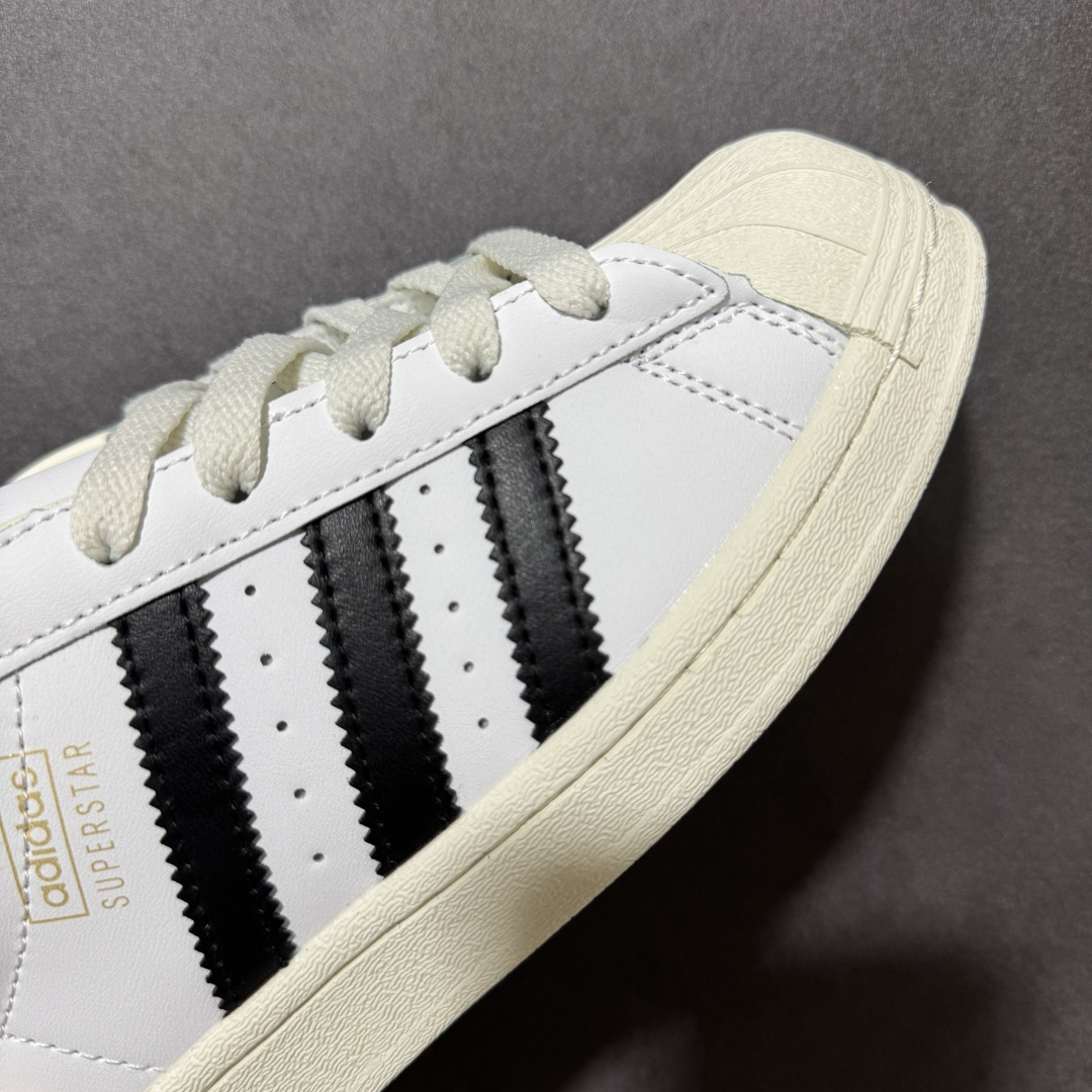 图片[7]-【公司级】阿迪达斯 ADIDAS SUPERSTAR 三叶草经典贝壳头系列 新款休闲板鞋潮流女士运动鞋 鞋面皮革材质 标志性的贝壳鞋头，锯齿三条纹，简约的线条。就连版型和比例，都在向1982年的鞋款致敬。可谓“形神兼备”的复刻。无论在哪，无论去哪，你或许都需要这样一双既舒适又时尚的鞋。1970年问世于篮球场的adidas Superstar，集舒适与时尚于一身。这款经典鞋，缀低调图案，灵感源自公共交通地图。设计简约，旨在伴你出行。 尺码：36-45含半码-选品中心