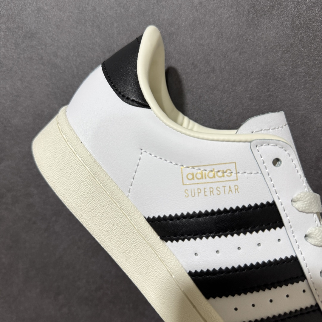 图片[8]-【公司级】阿迪达斯 ADIDAS SUPERSTAR 三叶草经典贝壳头系列 新款休闲板鞋潮流女士运动鞋 鞋面皮革材质 标志性的贝壳鞋头，锯齿三条纹，简约的线条。就连版型和比例，都在向1982年的鞋款致敬。可谓“形神兼备”的复刻。无论在哪，无论去哪，你或许都需要这样一双既舒适又时尚的鞋。1970年问世于篮球场的adidas Superstar，集舒适与时尚于一身。这款经典鞋，缀低调图案，灵感源自公共交通地图。设计简约，旨在伴你出行。 尺码：36-45含半码-选品中心