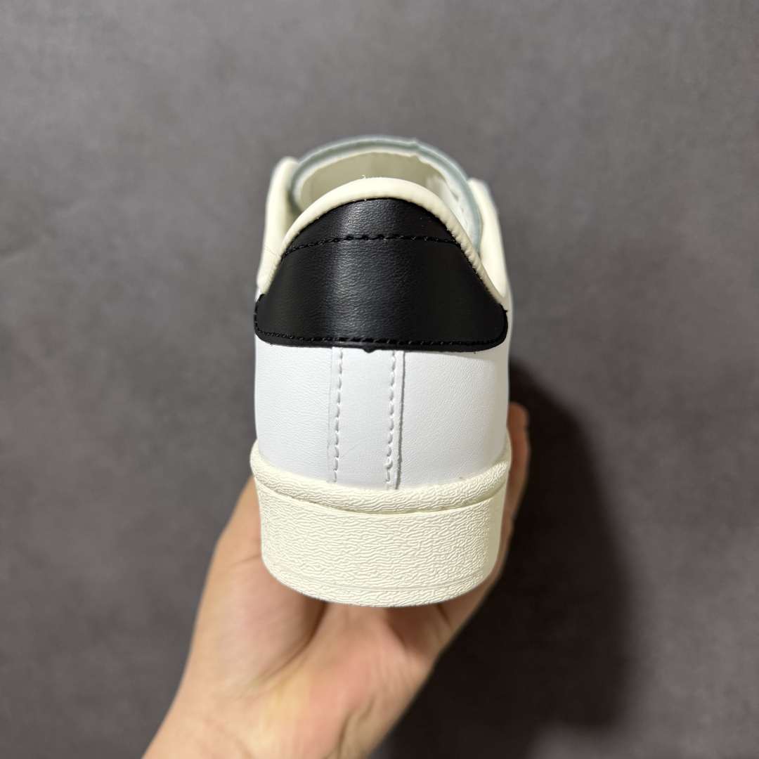 图片[4]-【公司级】阿迪达斯 ADIDAS SUPERSTAR 三叶草经典贝壳头系列 新款休闲板鞋潮流女士运动鞋 鞋面皮革材质 标志性的贝壳鞋头，锯齿三条纹，简约的线条。就连版型和比例，都在向1982年的鞋款致敬。可谓“形神兼备”的复刻。无论在哪，无论去哪，你或许都需要这样一双既舒适又时尚的鞋。1970年问世于篮球场的adidas Superstar，集舒适与时尚于一身。这款经典鞋，缀低调图案，灵感源自公共交通地图。设计简约，旨在伴你出行。 尺码：36-45含半码-选品中心