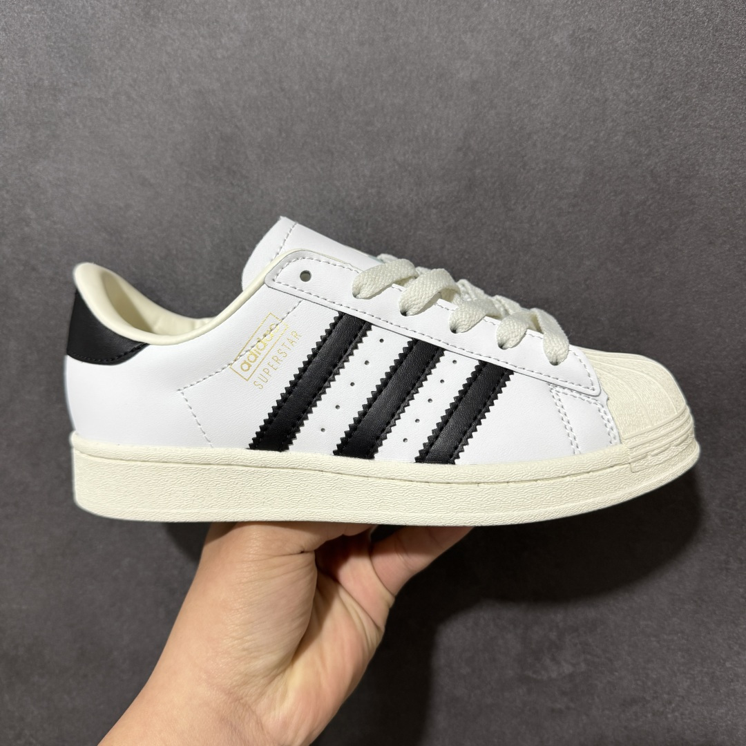 【公司级】阿迪达斯 ADIDAS SUPERSTAR 三叶草经典贝壳头系列 新款休闲板鞋潮流女士运动鞋 鞋面皮革材质 标志性的贝壳鞋头，锯齿三条纹，简约的线条。就连版型和比例，都在向1982年的鞋款致敬。可谓“形神兼备”的复刻。无论在哪，无论去哪，你或许都需要这样一双既舒适又时尚的鞋。1970年问世于篮球场的adidas Superstar，集舒适与时尚于一身。这款经典鞋，缀低调图案，灵感源自公共交通地图。设计简约，旨在伴你出行。 尺码：36-45含半码-选品中心
