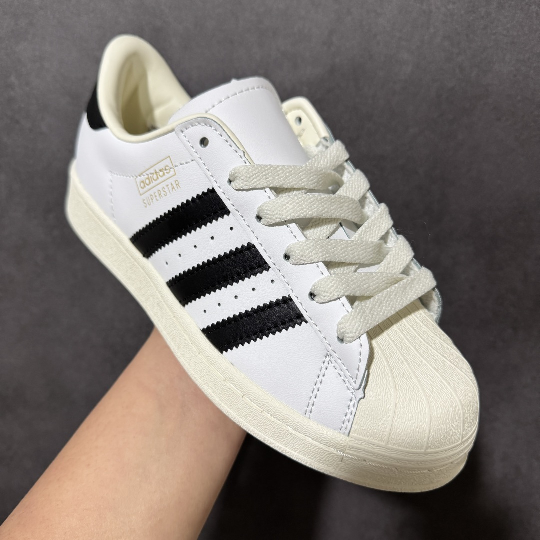 图片[3]-【公司级】阿迪达斯 ADIDAS SUPERSTAR 三叶草经典贝壳头系列 新款休闲板鞋潮流女士运动鞋 鞋面皮革材质 标志性的贝壳鞋头，锯齿三条纹，简约的线条。就连版型和比例，都在向1982年的鞋款致敬。可谓“形神兼备”的复刻。无论在哪，无论去哪，你或许都需要这样一双既舒适又时尚的鞋。1970年问世于篮球场的adidas Superstar，集舒适与时尚于一身。这款经典鞋，缀低调图案，灵感源自公共交通地图。设计简约，旨在伴你出行。 尺码：36-45含半码-选品中心