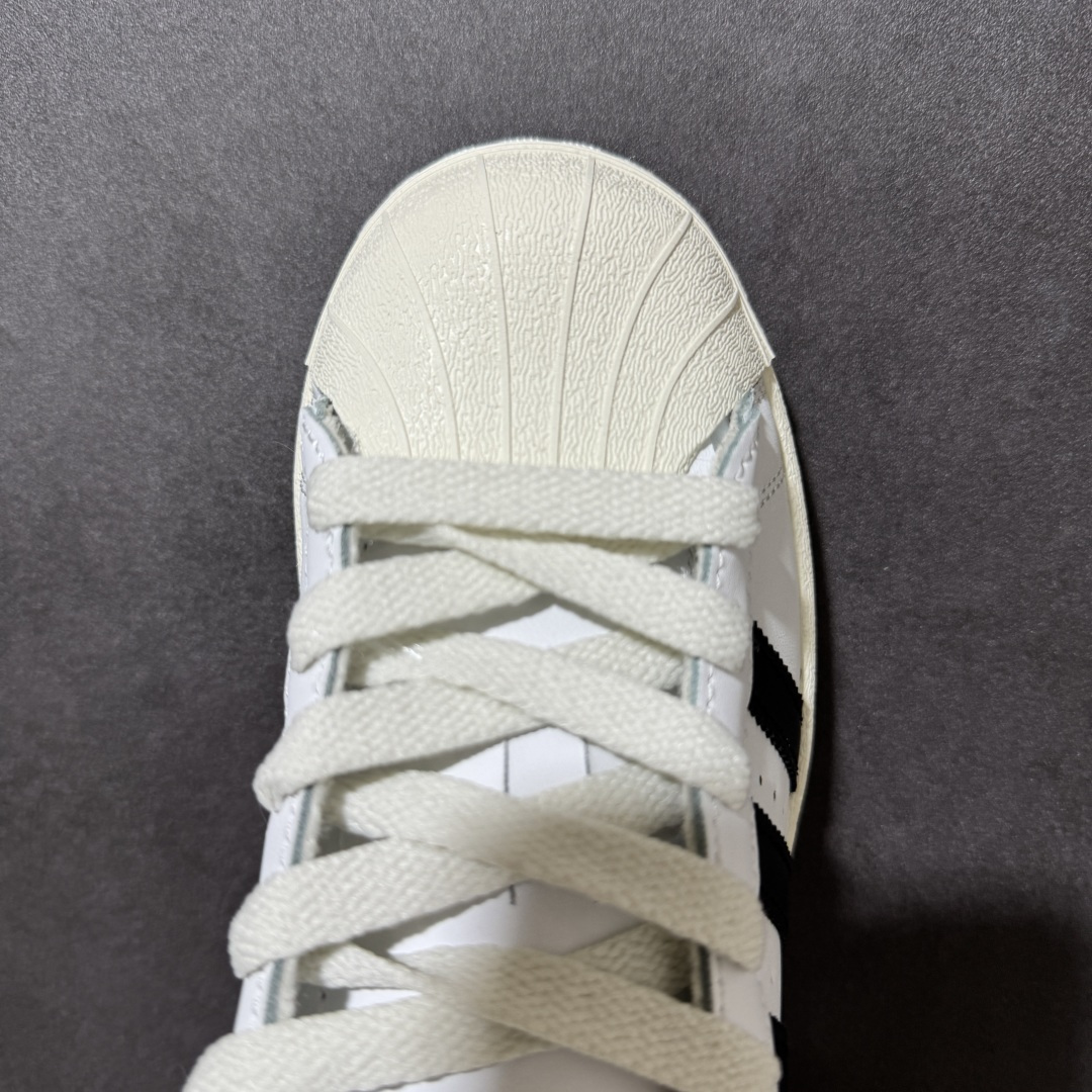 图片[5]-【公司级】阿迪达斯 ADIDAS SUPERSTAR 三叶草经典贝壳头系列 新款休闲板鞋潮流女士运动鞋 鞋面皮革材质 标志性的贝壳鞋头，锯齿三条纹，简约的线条。就连版型和比例，都在向1982年的鞋款致敬。可谓“形神兼备”的复刻。无论在哪，无论去哪，你或许都需要这样一双既舒适又时尚的鞋。1970年问世于篮球场的adidas Superstar，集舒适与时尚于一身。这款经典鞋，缀低调图案，灵感源自公共交通地图。设计简约，旨在伴你出行。 尺码：36-45含半码-选品中心