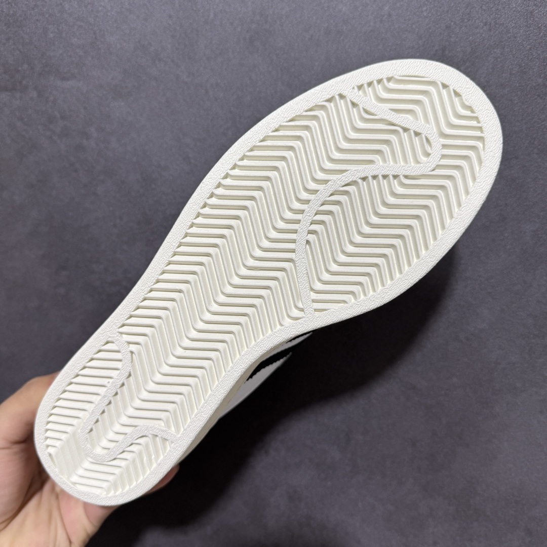 图片[9]-【公司级】阿迪达斯 ADIDAS SUPERSTAR 三叶草经典贝壳头系列 新款休闲板鞋潮流女士运动鞋 鞋面皮革材质 标志性的贝壳鞋头，锯齿三条纹，简约的线条。就连版型和比例，都在向1982年的鞋款致敬。可谓“形神兼备”的复刻。无论在哪，无论去哪，你或许都需要这样一双既舒适又时尚的鞋。1970年问世于篮球场的adidas Superstar，集舒适与时尚于一身。这款经典鞋，缀低调图案，灵感源自公共交通地图。设计简约，旨在伴你出行。 尺码：36-45含半码-选品中心