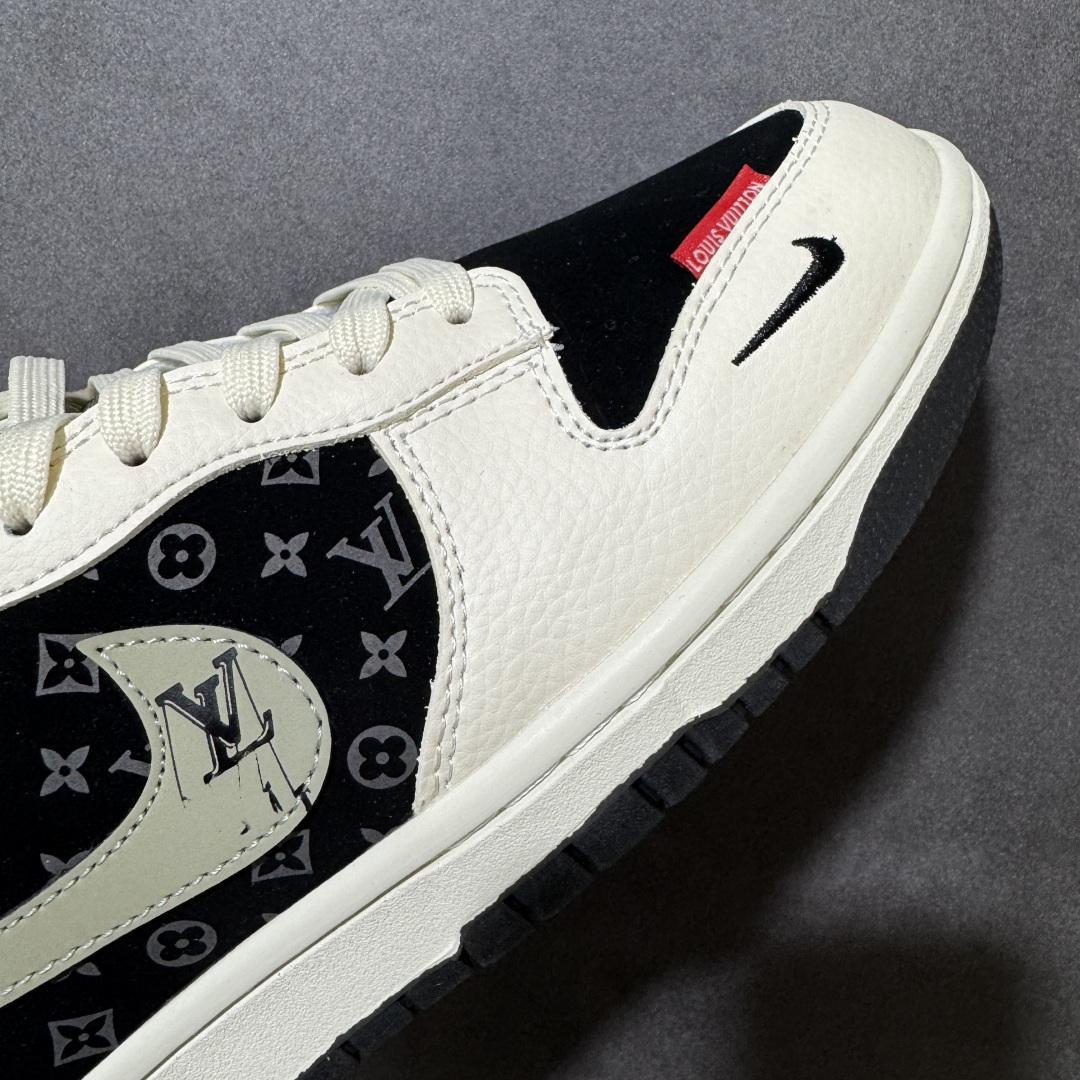 图片[7]-【定制版】联名潮鞋 街头天花板 SB DUNK LOW 经典低帮版型融合LV老花元素，米白与黑灰撞色碰撞出高级复古感，鞋身满印老花图案彰显奢华格调，侧边小勾与LV标识巧妙呼应，细节处金属挂饰提升辨识度。柔软皮革鞋面兼顾透气与支撑，防滑橡胶大底适配日常出行与街头穿搭，上脚秒变潮流焦点，无论是通勤还是出街都能轻松hold住全场，是潮人鞋柜里的必备单品。 货号：MN1688-113 尺码：36 36.5 37.5 38 38.5 39 40 40.5 41 42 42.5 43 44 44.5 45-选品中心