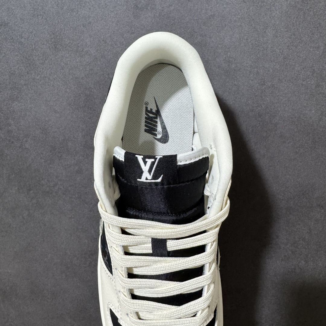图片[6]-【定制版】联名潮鞋 街头天花板 SB DUNK LOW 经典低帮版型融合LV老花元素，米白与黑灰撞色碰撞出高级复古感，鞋身满印老花图案彰显奢华格调，侧边小勾与LV标识巧妙呼应，细节处金属挂饰提升辨识度。柔软皮革鞋面兼顾透气与支撑，防滑橡胶大底适配日常出行与街头穿搭，上脚秒变潮流焦点，无论是通勤还是出街都能轻松hold住全场，是潮人鞋柜里的必备单品。 货号：MN1688-113 尺码：36 36.5 37.5 38 38.5 39 40 40.5 41 42 42.5 43 44 44.5 45-选品中心
