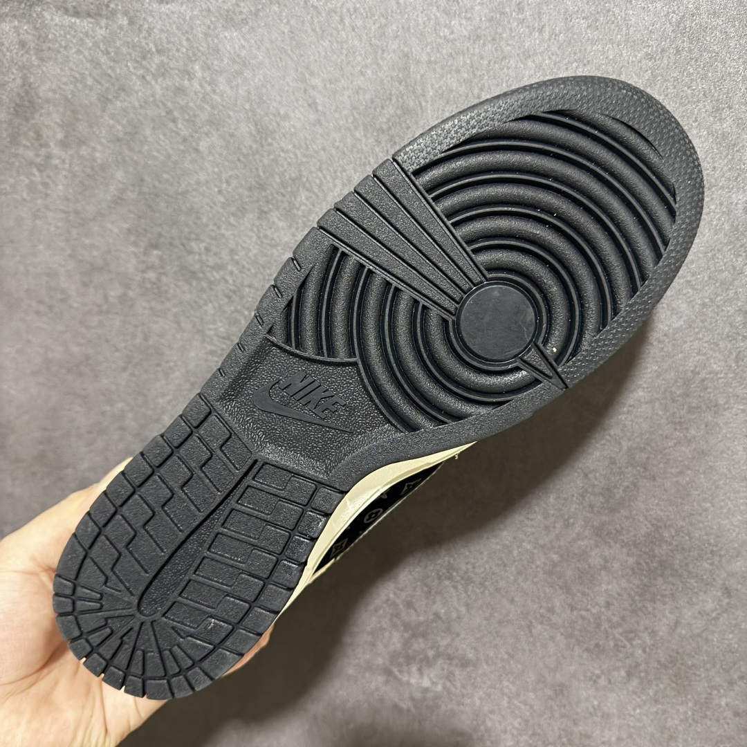 图片[9]-【定制版】联名潮鞋 街头天花板 SB DUNK LOW 经典低帮版型融合LV老花元素，米白与黑灰撞色碰撞出高级复古感，鞋身满印老花图案彰显奢华格调，侧边小勾与LV标识巧妙呼应，细节处金属挂饰提升辨识度。柔软皮革鞋面兼顾透气与支撑，防滑橡胶大底适配日常出行与街头穿搭，上脚秒变潮流焦点，无论是通勤还是出街都能轻松hold住全场，是潮人鞋柜里的必备单品。 货号：MN1688-113 尺码：36 36.5 37.5 38 38.5 39 40 40.5 41 42 42.5 43 44 44.5 45-选品中心