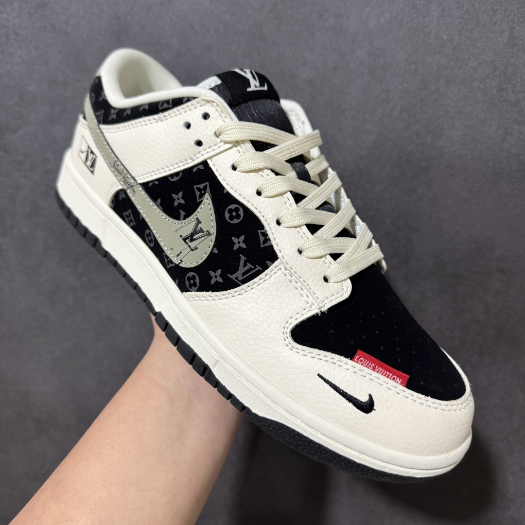 图片[3]-【定制版】联名潮鞋 街头天花板 SB DUNK LOW 经典低帮版型融合LV老花元素，米白与黑灰撞色碰撞出高级复古感，鞋身满印老花图案彰显奢华格调，侧边小勾与LV标识巧妙呼应，细节处金属挂饰提升辨识度。柔软皮革鞋面兼顾透气与支撑，防滑橡胶大底适配日常出行与街头穿搭，上脚秒变潮流焦点，无论是通勤还是出街都能轻松hold住全场，是潮人鞋柜里的必备单品。 货号：MN1688-113 尺码：36 36.5 37.5 38 38.5 39 40 40.5 41 42 42.5 43 44 44.5 45-选品中心