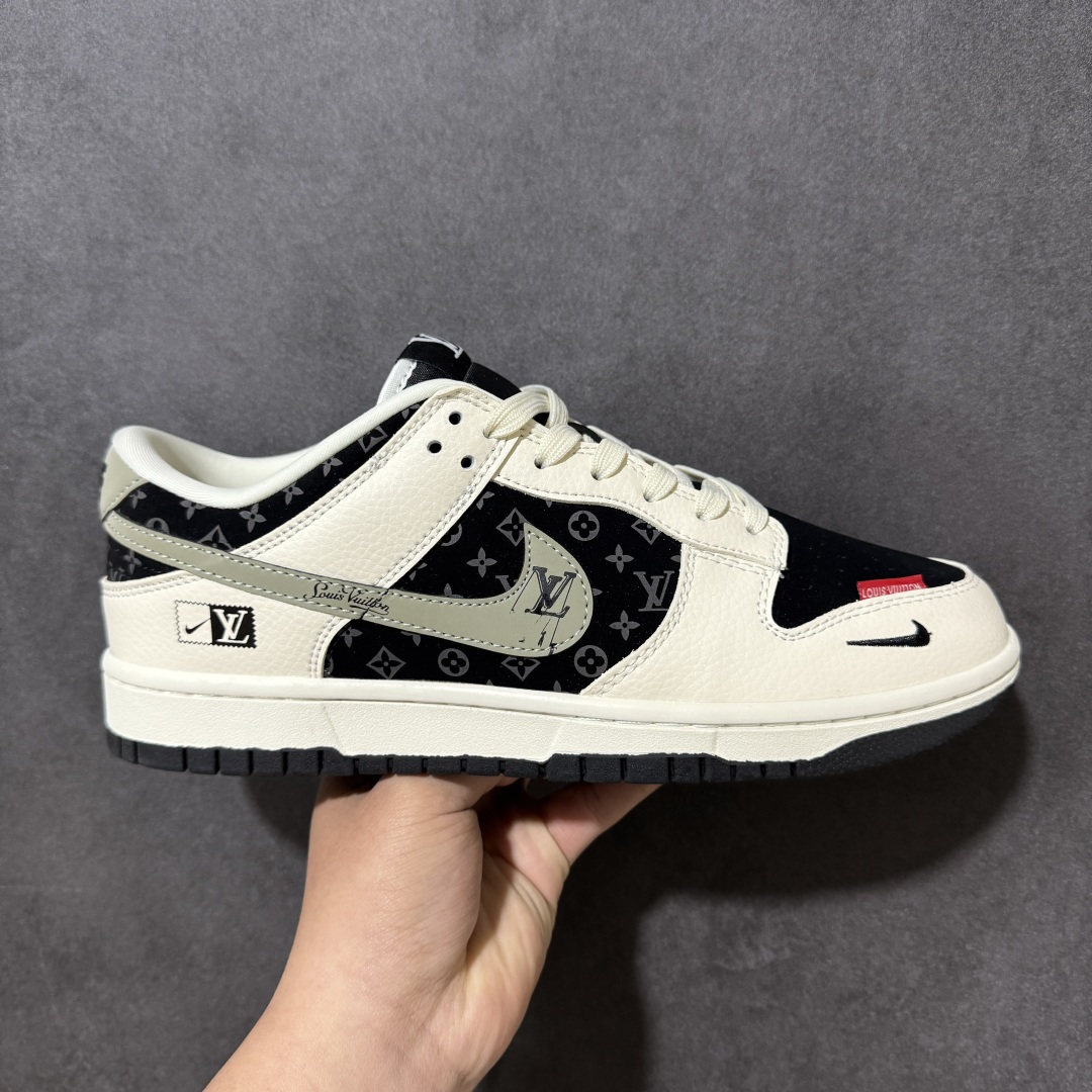 【定制版】联名潮鞋 街头天花板 SB DUNK LOW 经典低帮版型融合LV老花元素，米白与黑灰撞色碰撞出高级复古感，鞋身满印老花图案彰显奢华格调，侧边小勾与LV标识巧妙呼应，细节处金属挂饰提升辨识度。柔软皮革鞋面兼顾透气与支撑，防滑橡胶大底适配日常出行与街头穿搭，上脚秒变潮流焦点，无论是通勤还是出街都能轻松hold住全场，是潮人鞋柜里的必备单品。 货号：MN1688-113 尺码：36 36.5 37.5 38 38.5 39 40 40.5 41 42 42.5 43 44 44.5 45-选品中心