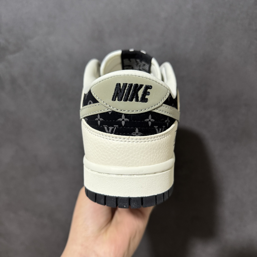 图片[4]-【定制版】联名潮鞋 街头天花板 SB DUNK LOW 经典低帮版型融合LV老花元素，米白与黑灰撞色碰撞出高级复古感，鞋身满印老花图案彰显奢华格调，侧边小勾与LV标识巧妙呼应，细节处金属挂饰提升辨识度。柔软皮革鞋面兼顾透气与支撑，防滑橡胶大底适配日常出行与街头穿搭，上脚秒变潮流焦点，无论是通勤还是出街都能轻松hold住全场，是潮人鞋柜里的必备单品。 货号：MN1688-113 尺码：36 36.5 37.5 38 38.5 39 40 40.5 41 42 42.5 43 44 44.5 45-选品中心