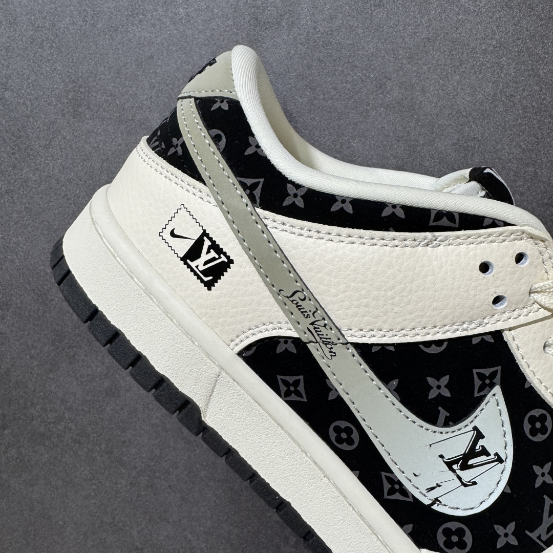 图片[8]-【定制版】联名潮鞋 街头天花板 SB DUNK LOW 经典低帮版型融合LV老花元素，米白与黑灰撞色碰撞出高级复古感，鞋身满印老花图案彰显奢华格调，侧边小勾与LV标识巧妙呼应，细节处金属挂饰提升辨识度。柔软皮革鞋面兼顾透气与支撑，防滑橡胶大底适配日常出行与街头穿搭，上脚秒变潮流焦点，无论是通勤还是出街都能轻松hold住全场，是潮人鞋柜里的必备单品。 货号：MN1688-113 尺码：36 36.5 37.5 38 38.5 39 40 40.5 41 42 42.5 43 44 44.5 45-选品中心