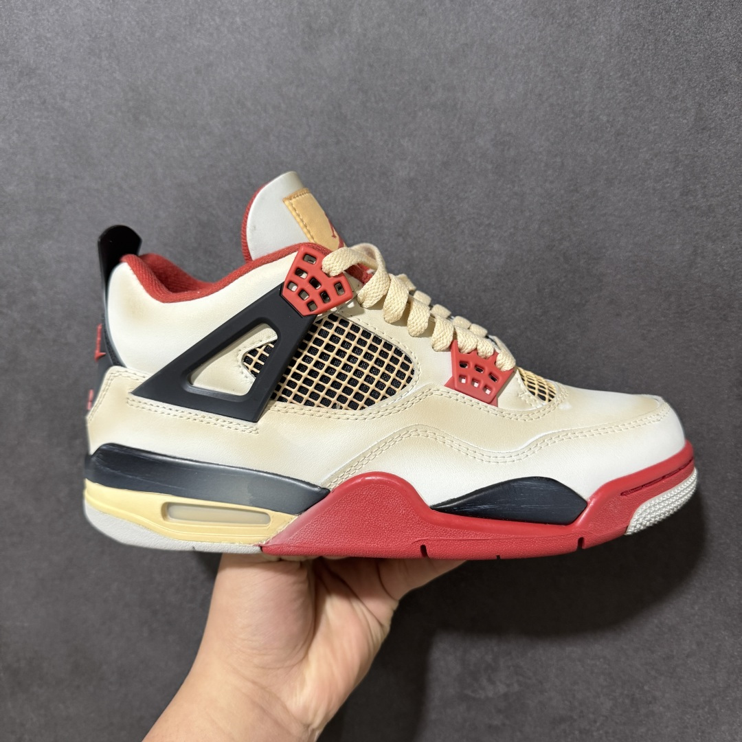 【福利特价】神奇宝贝 x Air Jordan 4 Retro 联名喷火龙 AJ4 乔丹4代 aj4 乔4 联名喷火龙 乔丹篮球鞋系列 鞋身采用喷火龙橙色作为主底色，鞋带孔采用红色，鞋舌上Jumpman Logot采用红色刺绣点缀，侧面的支撑部分采用黑色点缀，迎合鞋款主题。侧身网格以橙色呈现，此外后跟处经典元年Nike Swoosh Logo以红色点缀，彰显OG的气质十足；中底位置采用黑色配色呈现，最后以搭载有开窗式Air Maxz气垫的中底收尾。 货号：AQ9129-105 尺码：36 36.5 37.5 39 40 40.5 41 42 42.5 43 44 44.5 45 46-选品中心