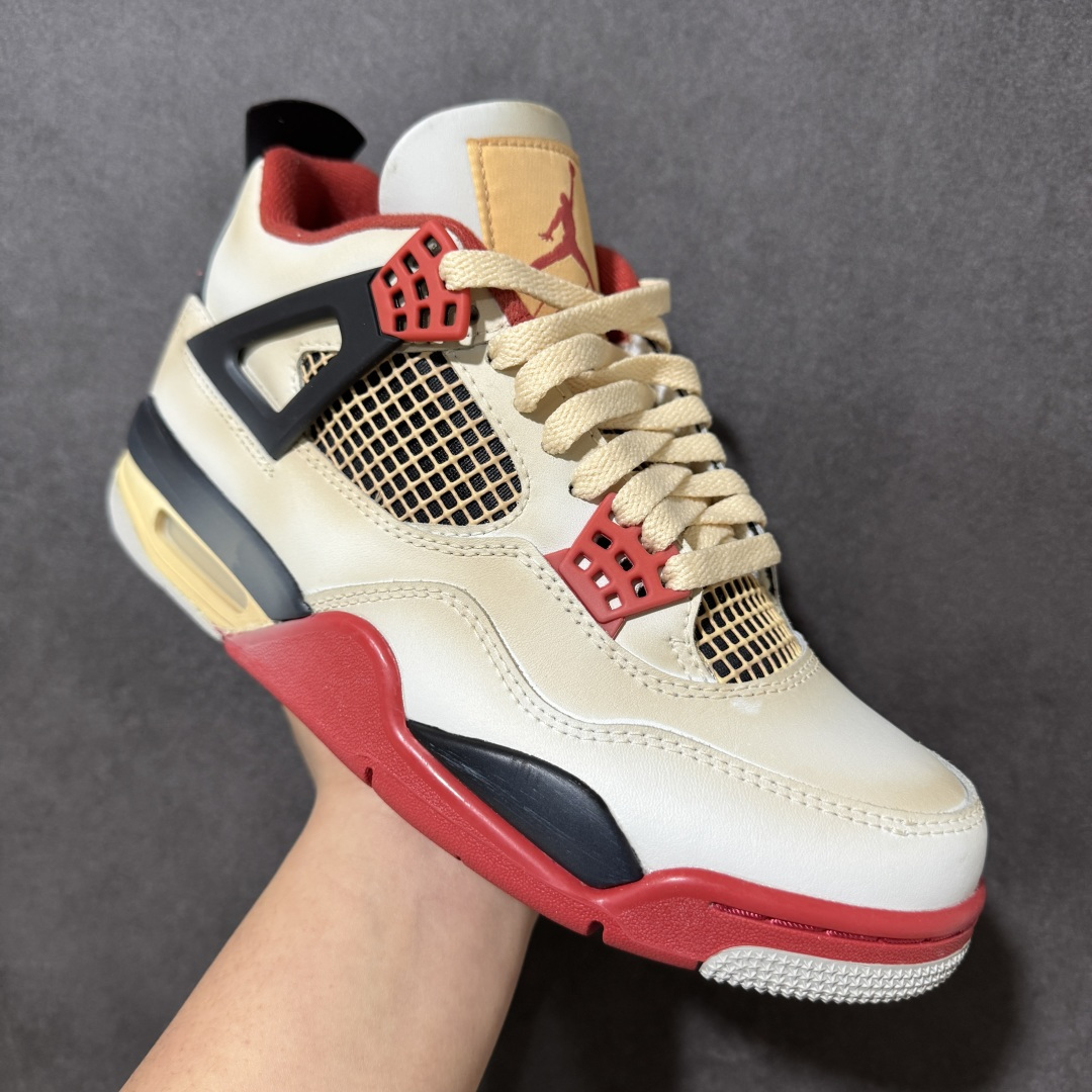 图片[3]-【福利特价】神奇宝贝 x Air Jordan 4 Retro 联名喷火龙 AJ4 乔丹4代 aj4 乔4 联名喷火龙 乔丹篮球鞋系列 鞋身采用喷火龙橙色作为主底色，鞋带孔采用红色，鞋舌上Jumpman Logot采用红色刺绣点缀，侧面的支撑部分采用黑色点缀，迎合鞋款主题。侧身网格以橙色呈现，此外后跟处经典元年Nike Swoosh Logo以红色点缀，彰显OG的气质十足；中底位置采用黑色配色呈现，最后以搭载有开窗式Air Maxz气垫的中底收尾。 货号：AQ9129-105 尺码：36 36.5 37.5 39 40 40.5 41 42 42.5 43 44 44.5 45 46-选品中心