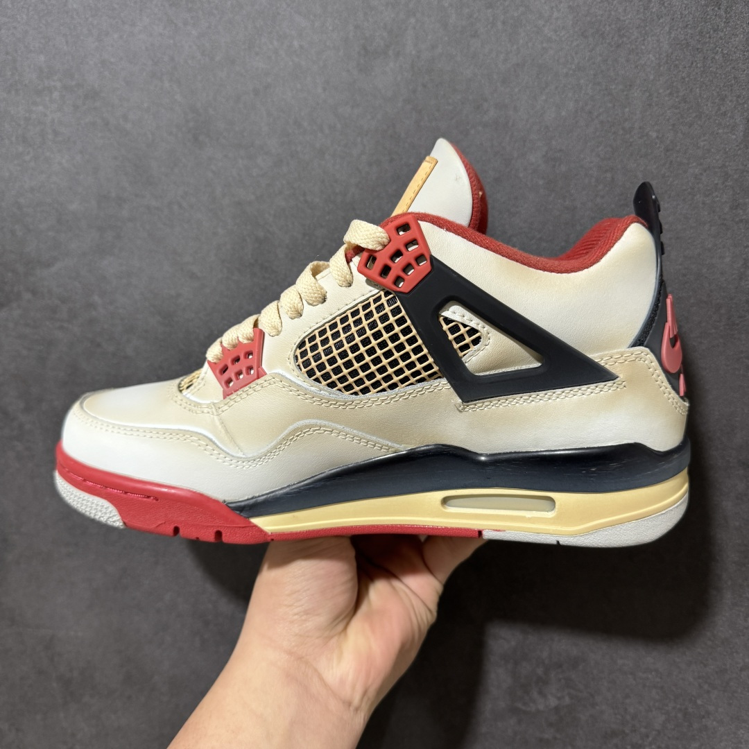 图片[2]-【福利特价】神奇宝贝 x Air Jordan 4 Retro 联名喷火龙 AJ4 乔丹4代 aj4 乔4 联名喷火龙 乔丹篮球鞋系列 鞋身采用喷火龙橙色作为主底色，鞋带孔采用红色，鞋舌上Jumpman Logot采用红色刺绣点缀，侧面的支撑部分采用黑色点缀，迎合鞋款主题。侧身网格以橙色呈现，此外后跟处经典元年Nike Swoosh Logo以红色点缀，彰显OG的气质十足；中底位置采用黑色配色呈现，最后以搭载有开窗式Air Maxz气垫的中底收尾。 货号：AQ9129-105 尺码：36 36.5 37.5 39 40 40.5 41 42 42.5 43 44 44.5 45 46-选品中心