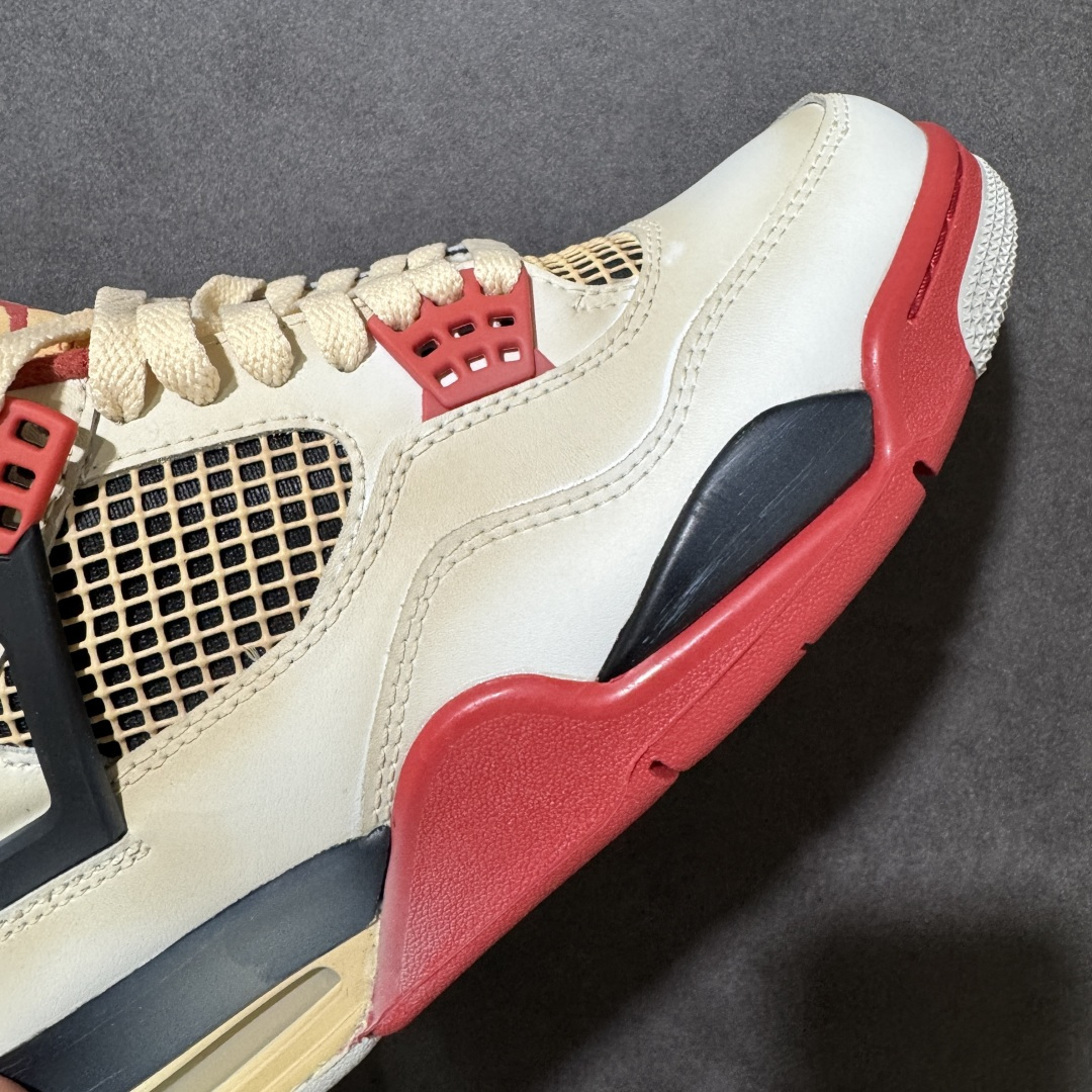 图片[7]-【福利特价】神奇宝贝 x Air Jordan 4 Retro 联名喷火龙 AJ4 乔丹4代 aj4 乔4 联名喷火龙 乔丹篮球鞋系列 鞋身采用喷火龙橙色作为主底色，鞋带孔采用红色，鞋舌上Jumpman Logot采用红色刺绣点缀，侧面的支撑部分采用黑色点缀，迎合鞋款主题。侧身网格以橙色呈现，此外后跟处经典元年Nike Swoosh Logo以红色点缀，彰显OG的气质十足；中底位置采用黑色配色呈现，最后以搭载有开窗式Air Maxz气垫的中底收尾。 货号：AQ9129-105 尺码：36 36.5 37.5 39 40 40.5 41 42 42.5 43 44 44.5 45 46-选品中心