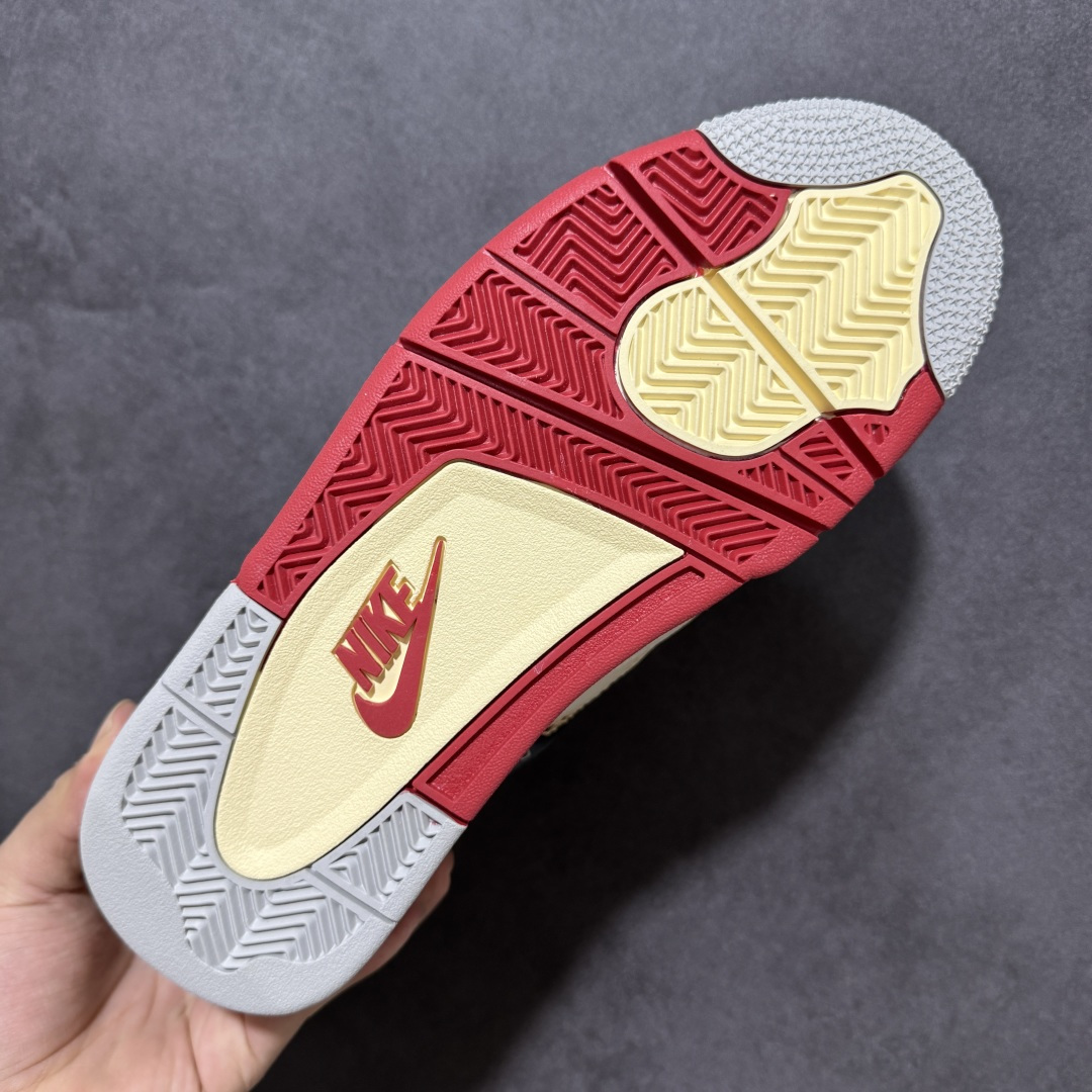 图片[9]-【福利特价】神奇宝贝 x Air Jordan 4 Retro 联名喷火龙 AJ4 乔丹4代 aj4 乔4 联名喷火龙 乔丹篮球鞋系列 鞋身采用喷火龙橙色作为主底色，鞋带孔采用红色，鞋舌上Jumpman Logot采用红色刺绣点缀，侧面的支撑部分采用黑色点缀，迎合鞋款主题。侧身网格以橙色呈现，此外后跟处经典元年Nike Swoosh Logo以红色点缀，彰显OG的气质十足；中底位置采用黑色配色呈现，最后以搭载有开窗式Air Maxz气垫的中底收尾。 货号：AQ9129-105 尺码：36 36.5 37.5 39 40 40.5 41 42 42.5 43 44 44.5 45 46-选品中心