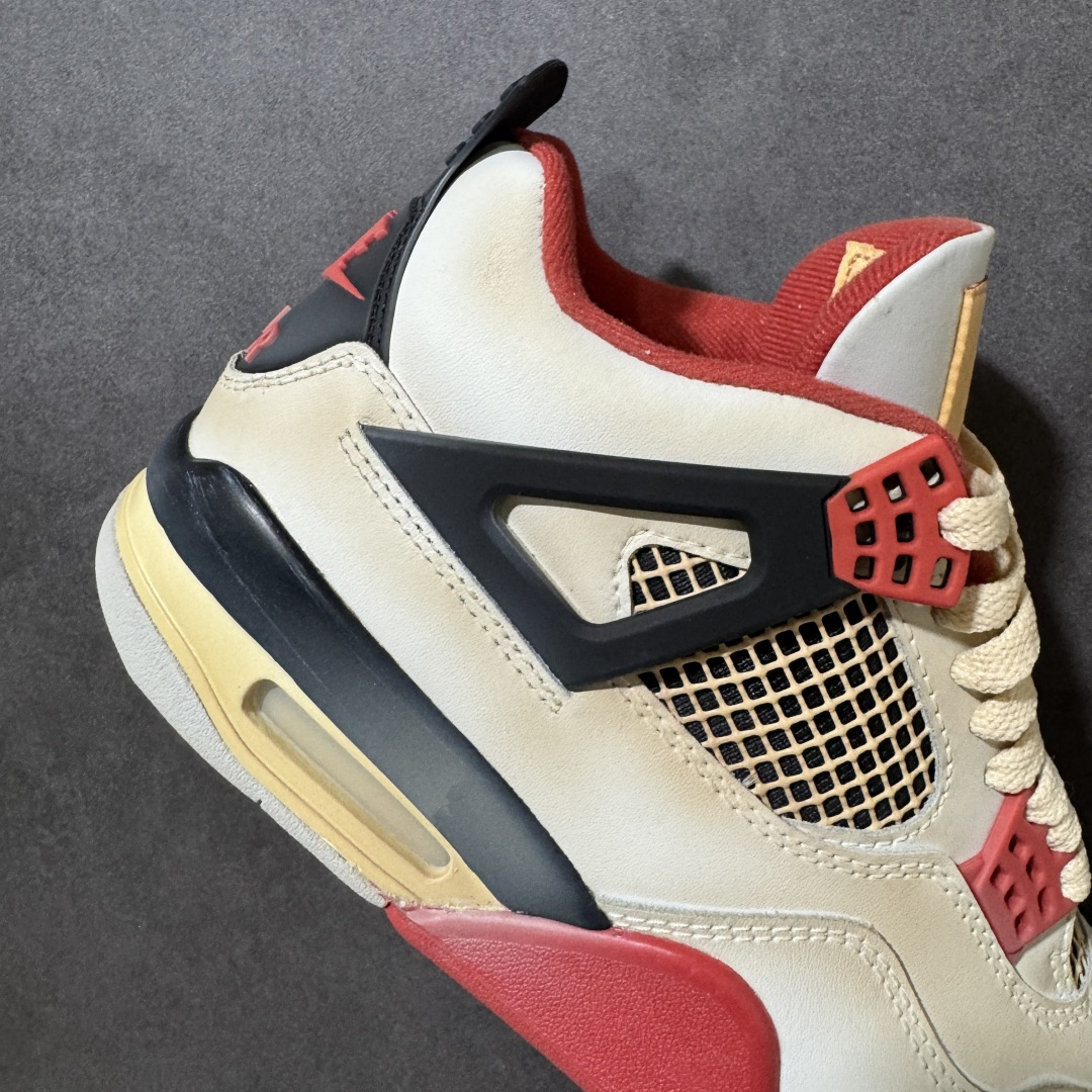 图片[8]-【福利特价】神奇宝贝 x Air Jordan 4 Retro 联名喷火龙 AJ4 乔丹4代 aj4 乔4 联名喷火龙 乔丹篮球鞋系列 鞋身采用喷火龙橙色作为主底色，鞋带孔采用红色，鞋舌上Jumpman Logot采用红色刺绣点缀，侧面的支撑部分采用黑色点缀，迎合鞋款主题。侧身网格以橙色呈现，此外后跟处经典元年Nike Swoosh Logo以红色点缀，彰显OG的气质十足；中底位置采用黑色配色呈现，最后以搭载有开窗式Air Maxz气垫的中底收尾。 货号：AQ9129-105 尺码：36 36.5 37.5 39 40 40.5 41 42 42.5 43 44 44.5 45 46-选品中心