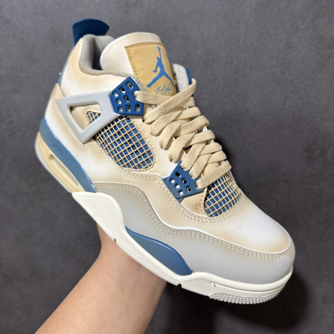 图片[3]-【福利特价】神奇宝贝 x Air Jordan 4 Retro 联名水箭龟 AJ4 乔丹4代 aj4 乔4 联名白蓝 乔丹篮球鞋系列 鞋身采用水箭龟作为主底色，鞋带孔采用蓝色，鞋舌上Jumpman Logo采用蓝色刺绣点缀，侧面的支撑部分采用灰色点缀，迎合鞋款主题。侧身网格以蓝色呈现，此外后跟处经典元年Nike Swoosh Logo以白色妆点，彰显OG的气质十足；中底位置采用蓝色配色呈现，最后以搭载有开窗式Air Max气垫的中底收尾。 货号：308497-105 尺码：40 40.5 41 42 42.5 43 44 44.5 45 46 47.5-选品中心