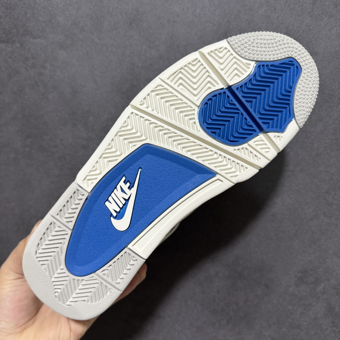 图片[9]-【福利特价】神奇宝贝 x Air Jordan 4 Retro 联名水箭龟 AJ4 乔丹4代 aj4 乔4 联名白蓝 乔丹篮球鞋系列 鞋身采用水箭龟作为主底色，鞋带孔采用蓝色，鞋舌上Jumpman Logo采用蓝色刺绣点缀，侧面的支撑部分采用灰色点缀，迎合鞋款主题。侧身网格以蓝色呈现，此外后跟处经典元年Nike Swoosh Logo以白色妆点，彰显OG的气质十足；中底位置采用蓝色配色呈现，最后以搭载有开窗式Air Max气垫的中底收尾。 货号：308497-105 尺码：40 40.5 41 42 42.5 43 44 44.5 45 46 47.5-选品中心