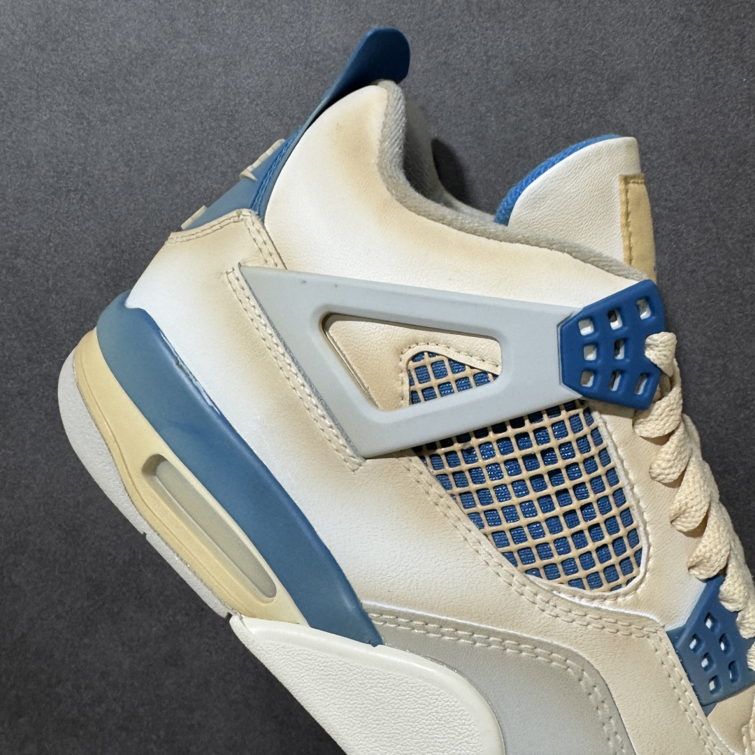图片[8]-【福利特价】神奇宝贝 x Air Jordan 4 Retro 联名水箭龟 AJ4 乔丹4代 aj4 乔4 联名白蓝 乔丹篮球鞋系列 鞋身采用水箭龟作为主底色，鞋带孔采用蓝色，鞋舌上Jumpman Logo采用蓝色刺绣点缀，侧面的支撑部分采用灰色点缀，迎合鞋款主题。侧身网格以蓝色呈现，此外后跟处经典元年Nike Swoosh Logo以白色妆点，彰显OG的气质十足；中底位置采用蓝色配色呈现，最后以搭载有开窗式Air Max气垫的中底收尾。 货号：308497-105 尺码：40 40.5 41 42 42.5 43 44 44.5 45 46 47.5-选品中心