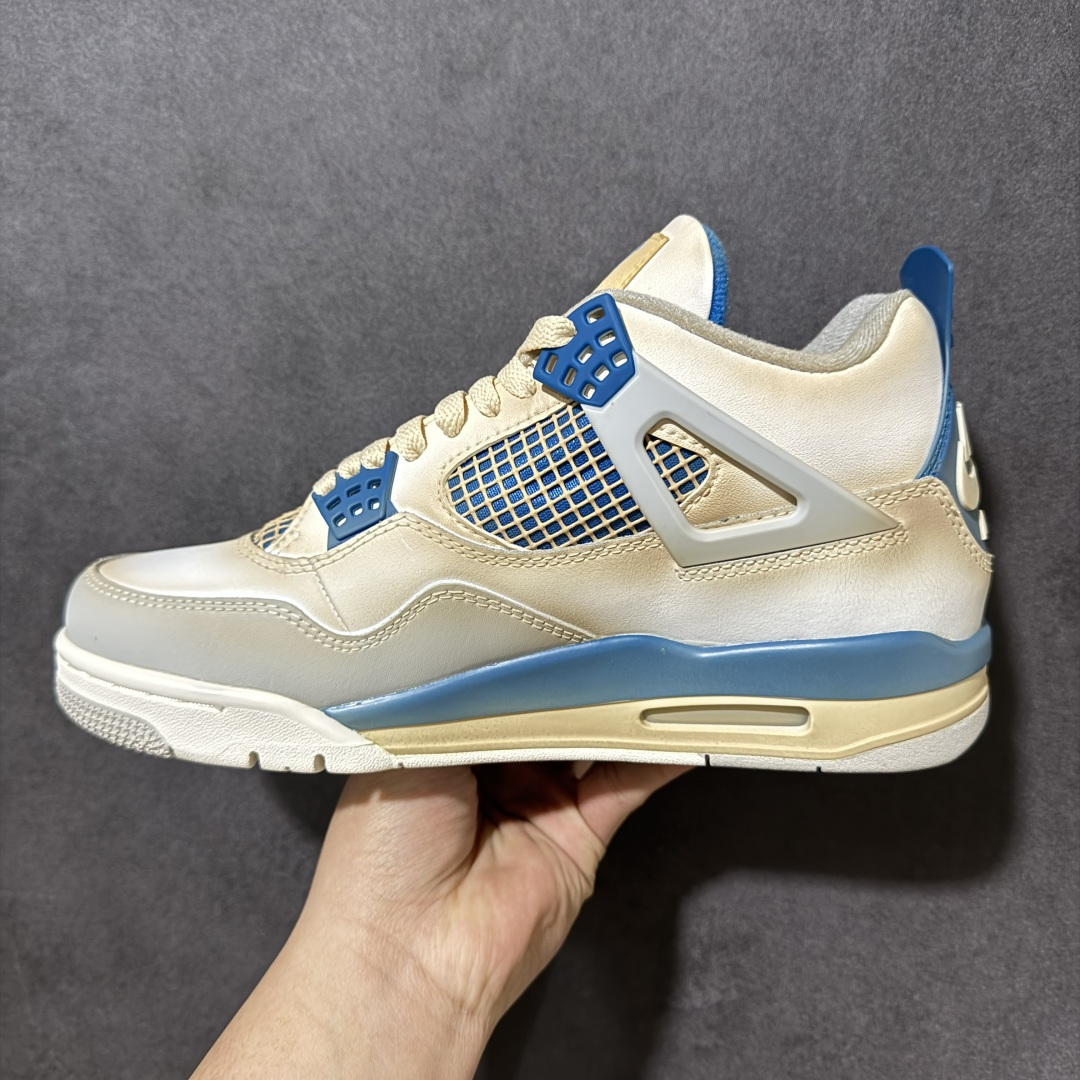 图片[2]-【福利特价】神奇宝贝 x Air Jordan 4 Retro 联名水箭龟 AJ4 乔丹4代 aj4 乔4 联名白蓝 乔丹篮球鞋系列 鞋身采用水箭龟作为主底色，鞋带孔采用蓝色，鞋舌上Jumpman Logo采用蓝色刺绣点缀，侧面的支撑部分采用灰色点缀，迎合鞋款主题。侧身网格以蓝色呈现，此外后跟处经典元年Nike Swoosh Logo以白色妆点，彰显OG的气质十足；中底位置采用蓝色配色呈现，最后以搭载有开窗式Air Max气垫的中底收尾。 货号：308497-105 尺码：40 40.5 41 42 42.5 43 44 44.5 45 46 47.5-选品中心
