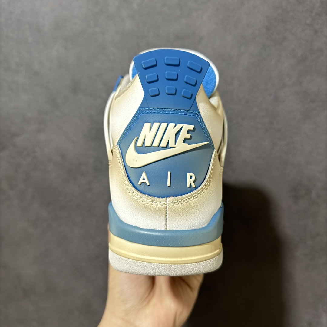 图片[4]-【福利特价】神奇宝贝 x Air Jordan 4 Retro 联名水箭龟 AJ4 乔丹4代 aj4 乔4 联名白蓝 乔丹篮球鞋系列 鞋身采用水箭龟作为主底色，鞋带孔采用蓝色，鞋舌上Jumpman Logo采用蓝色刺绣点缀，侧面的支撑部分采用灰色点缀，迎合鞋款主题。侧身网格以蓝色呈现，此外后跟处经典元年Nike Swoosh Logo以白色妆点，彰显OG的气质十足；中底位置采用蓝色配色呈现，最后以搭载有开窗式Air Max气垫的中底收尾。 货号：308497-105 尺码：40 40.5 41 42 42.5 43 44 44.5 45 46 47.5-选品中心